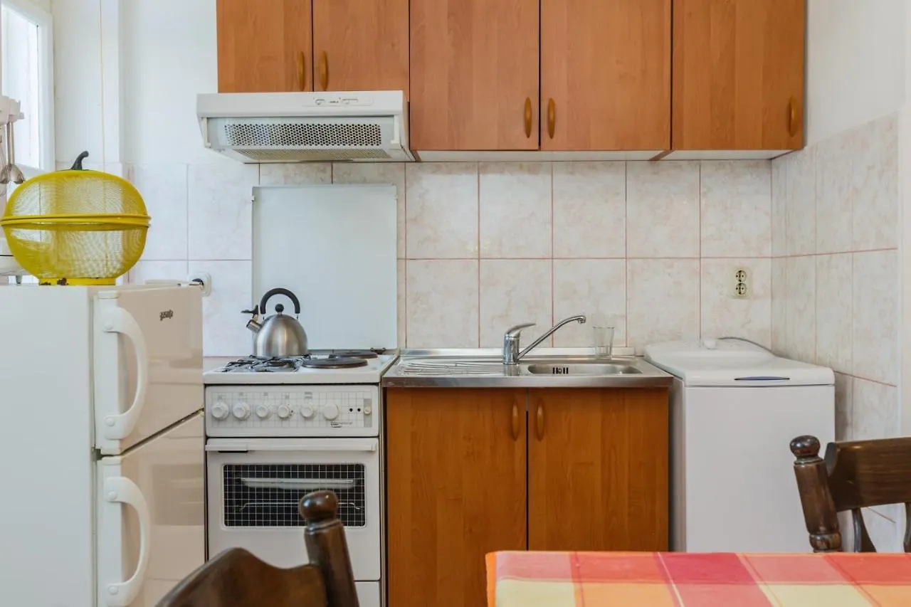 Family Friendly Seaside Apartments Kastel Stari, Kastela - 18114 0*,  Croazia