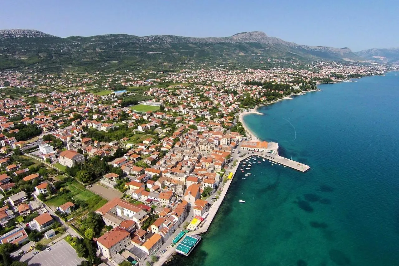 Family Friendly Seaside Apartments Kastel Stari, Kastela - 18114 Croazia
