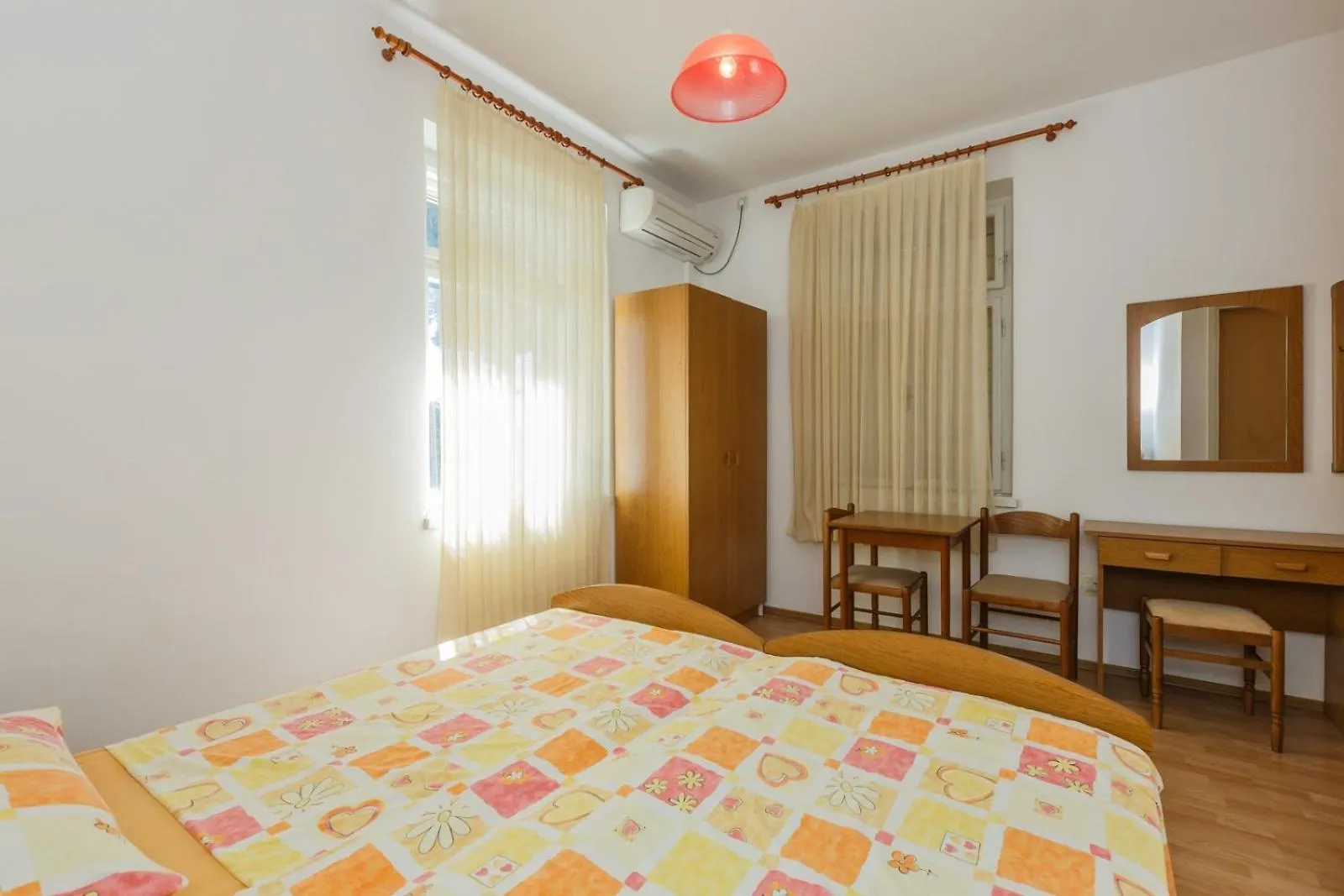 Family Friendly Seaside Apartments Kastel Stari, Kastela - 18114 Croazia